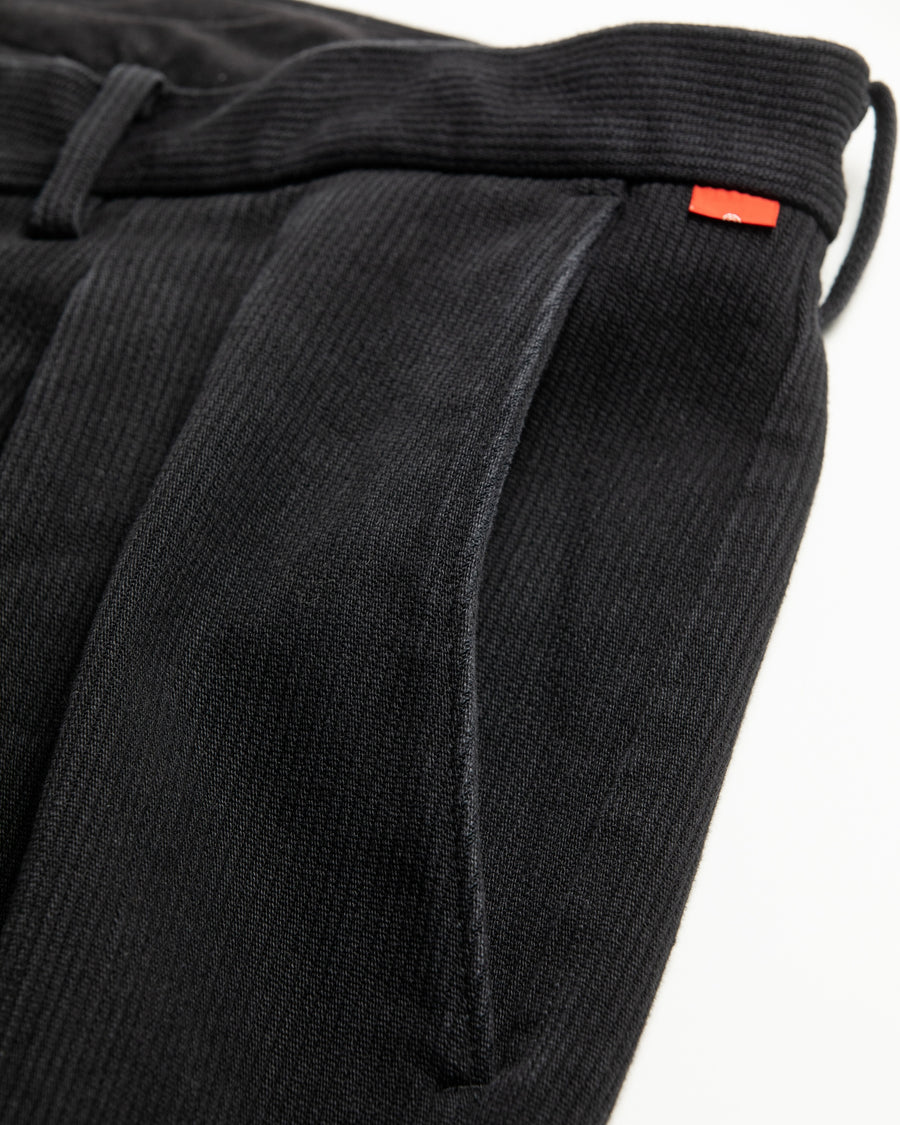 ヘビーピケワイドトラウザーズは、上質で肉厚なピケ素材を使用した、存在感のあるワイドシルエットの一本です。無骨さときれいな落ち感を併せ持ち、幅広いスタイルに馴染みます。生地は13オンスの先染め硫化ピケで、重厚感と柔らかさが特徴です。着用を重ねることで硫化染料特有の経年変化を楽しめ、仕上げにはワンウォッシュ加工を施しています。The Heavy Pique Wide Trousers are crafted from premium, heavyweight pique fabric, delivering a strong presence with a clean, relaxed drape. The 13oz pre-dyed sulfide pique provides both substantial weight and softness, developing a rich patina over time with repeated wear. The trousers are finished with a one-wash treatment for a natural, broken-in