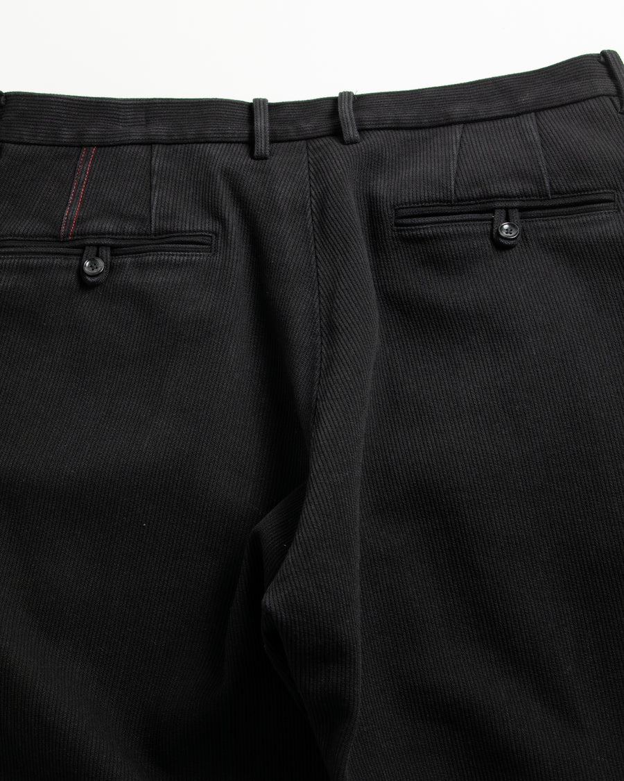 ヘビーピケワイドトラウザーズは、上質で肉厚なピケ素材を使用した、存在感のあるワイドシルエットの一本です。無骨さときれいな落ち感を併せ持ち、幅広いスタイルに馴染みます。生地は13オンスの先染め硫化ピケで、重厚感と柔らかさが特徴です。着用を重ねることで硫化染料特有の経年変化を楽しめ、仕上げにはワンウォッシュ加工を施しています。The Heavy Pique Wide Trousers are crafted from premium, heavyweight pique fabric, delivering a strong presence with a clean, relaxed drape. The 13oz pre-dyed sulfide pique provides both substantial weight and softness, developing a rich patina over time with repeated wear. The trousers are finished with a one-wash treatment for a natural, broken-in