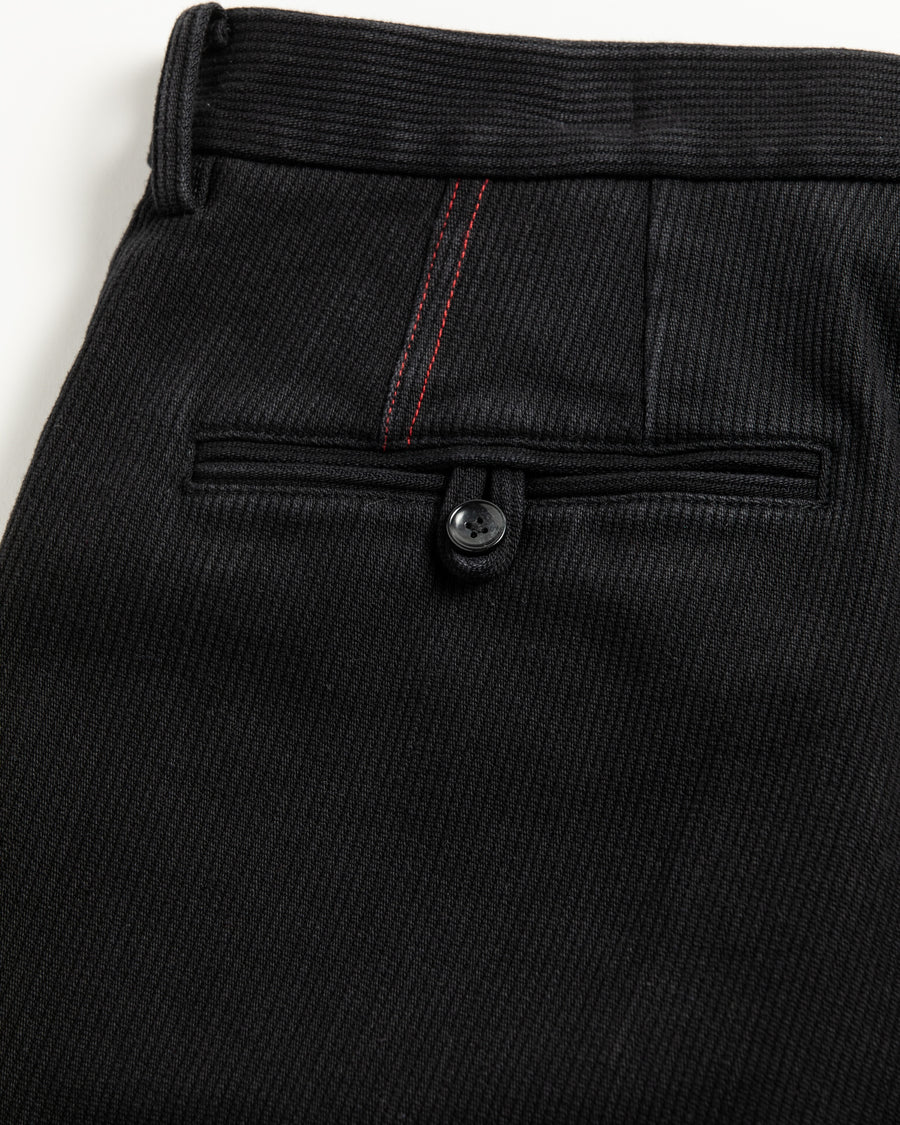 ヘビーピケワイドトラウザーズは、上質で肉厚なピケ素材を使用した、存在感のあるワイドシルエットの一本です。無骨さときれいな落ち感を併せ持ち、幅広いスタイルに馴染みます。生地は13オンスの先染め硫化ピケで、重厚感と柔らかさが特徴です。着用を重ねることで硫化染料特有の経年変化を楽しめ、仕上げにはワンウォッシュ加工を施しています。The Heavy Pique Wide Trousers are crafted from premium, heavyweight pique fabric, delivering a strong presence with a clean, relaxed drape. The 13oz pre-dyed sulfide pique provides both substantial weight and softness, developing a rich patina over time with repeated wear. The trousers are finished with a one-wash treatment for a natural, broken-in