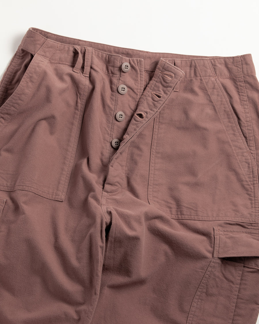 ソフトなタッチのコットンスウェード素材を使用したピンクベージュ色のベイカーカーゴパンツ