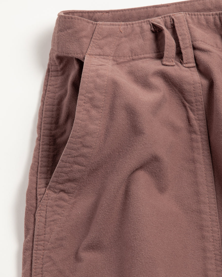 ソフトなタッチのコットンスウェード素材を使用したピンクベージュ色のベイカーカーゴパンツ