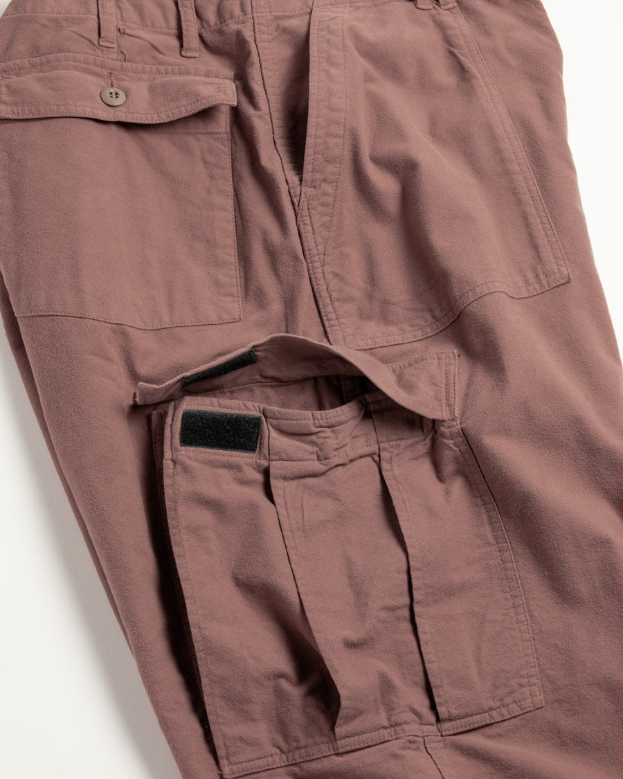 ソフトなタッチのコットンスウェード素材を使用したピンクベージュ色のベイカーカーゴパンツ