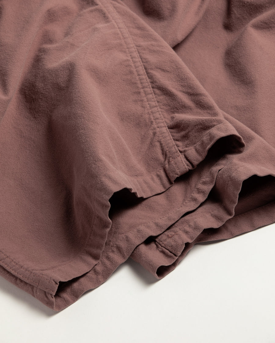 ソフトなタッチのコットンスウェード素材を使用したピンクベージュ色のベイカーカーゴパンツ