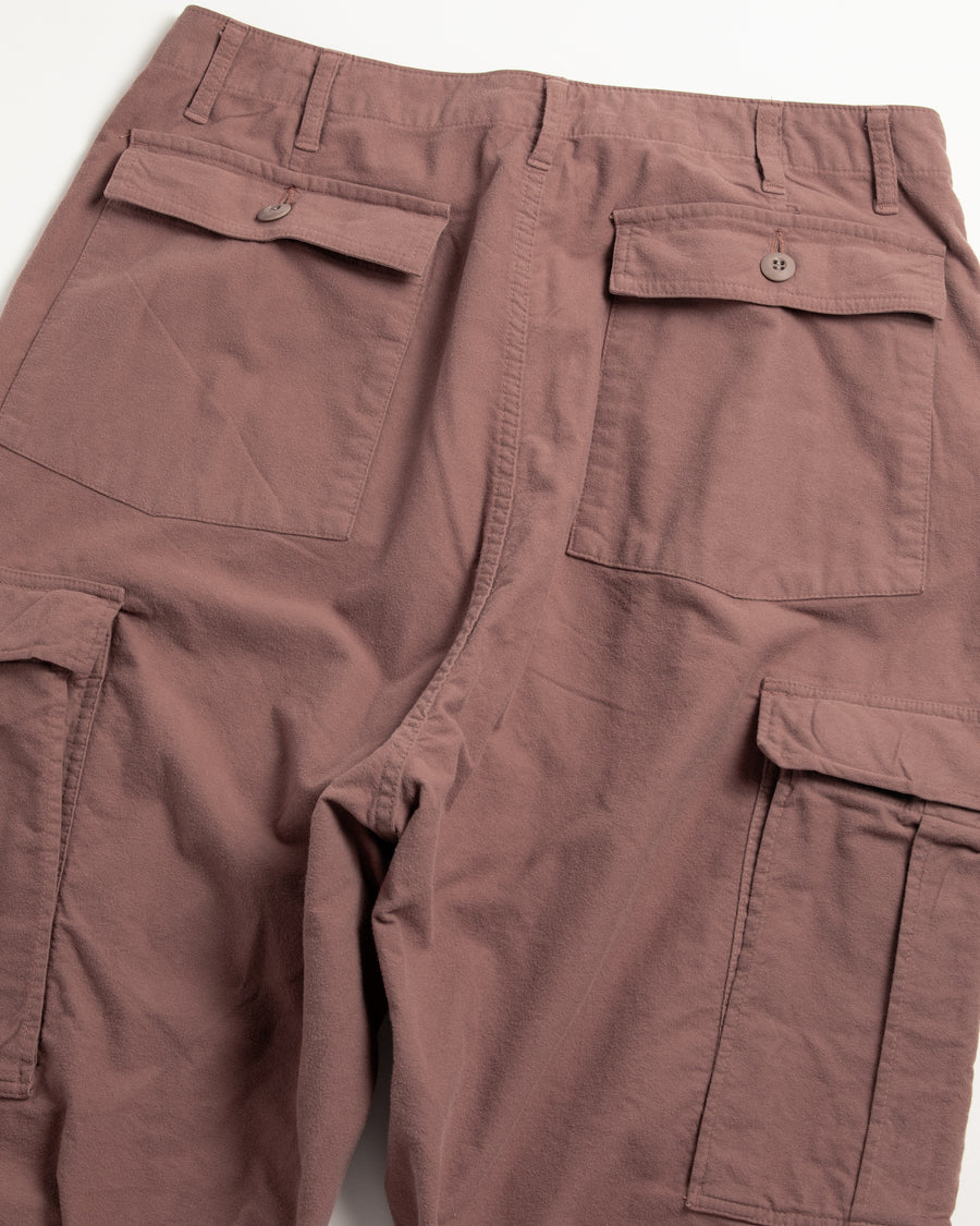 ソフトなタッチのコットンスウェード素材を使用したピンクベージュ色のベイカーカーゴパンツ