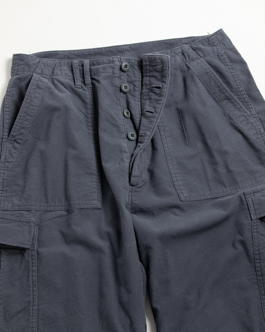 ソフトなタッチのコットンスウェード素材を使用したブルーグレイ色のベイカーカーゴパンツ