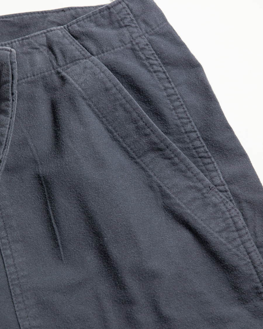 ソフトなタッチのコットンスウェード素材を使用したブルーグレイ色のベイカーカーゴパンツ