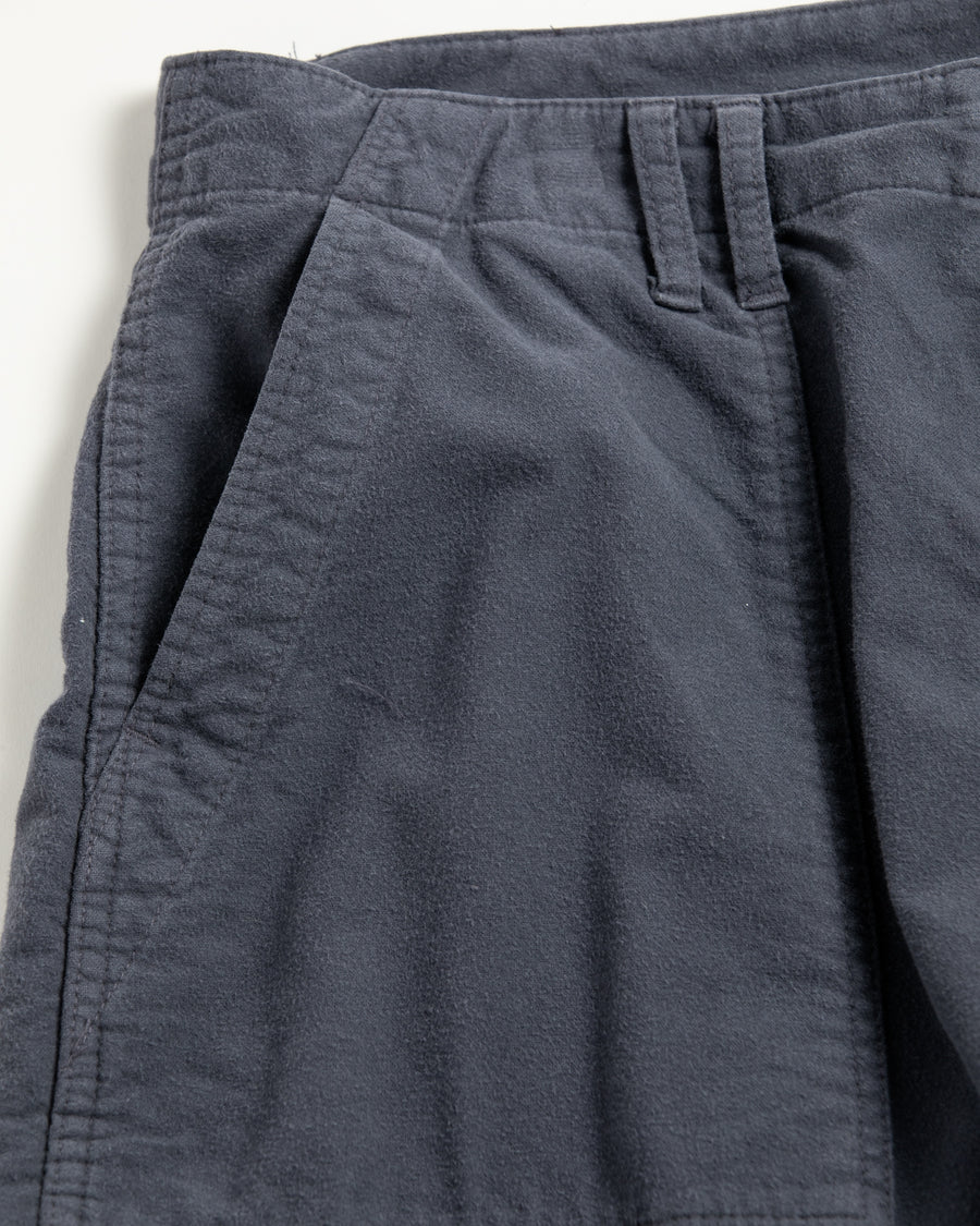 ソフトなタッチのコットンスウェード素材を使用したブルーグレイ色のベイカーカーゴパンツ