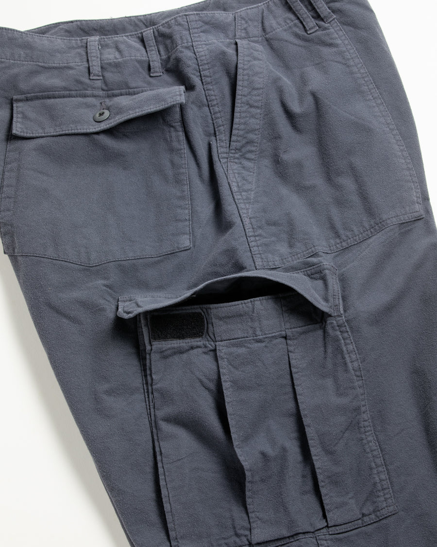 ソフトなタッチのコットンスウェード素材を使用したブルーグレイ色のベイカーカーゴパンツ