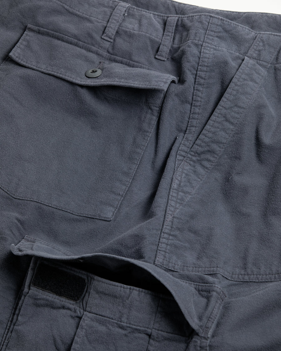 ソフトなタッチのコットンスウェード素材を使用したブルーグレイ色のベイカーカーゴパンツ