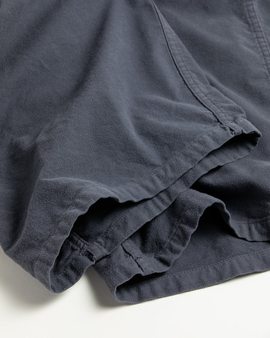 ソフトなタッチのコットンスウェード素材を使用したブルーグレイ色のベイカーカーゴパンツ