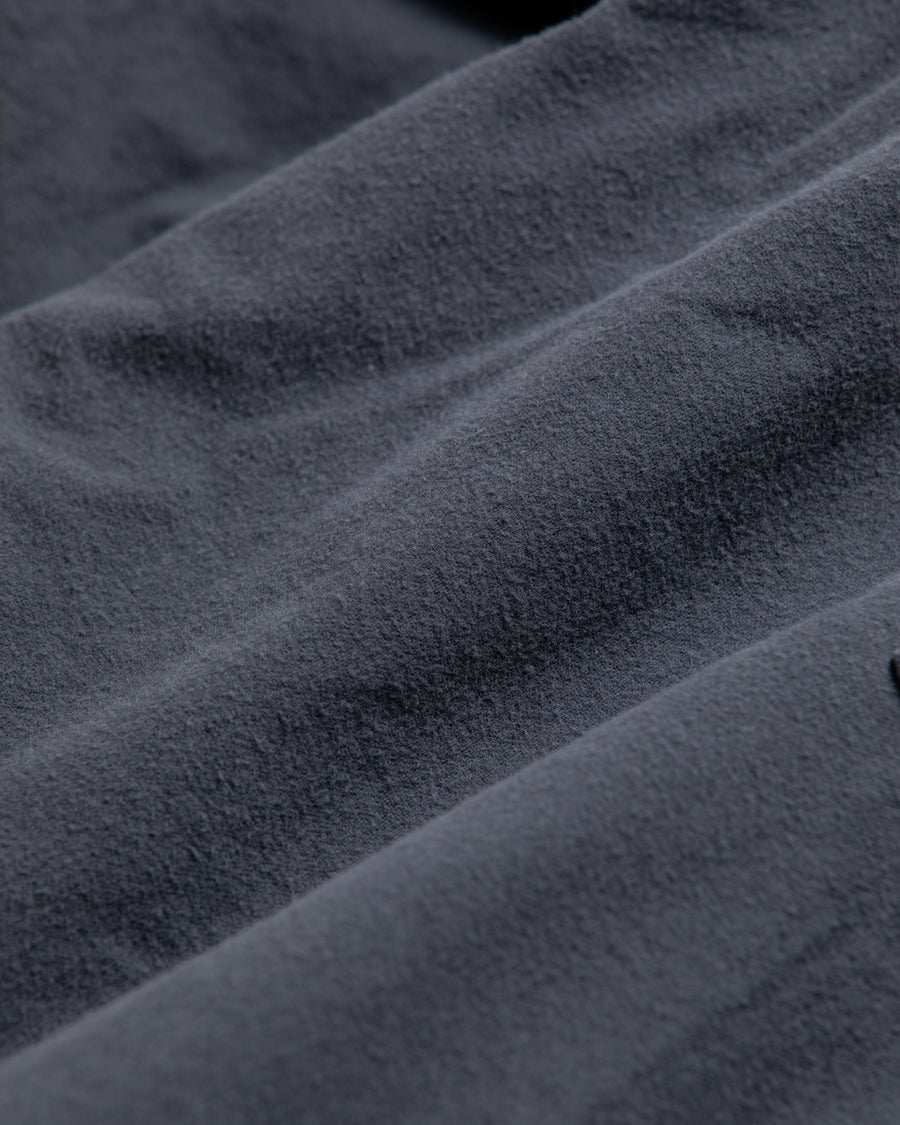 ソフトなタッチのコットンスウェード素材を使用したブルーグレイ色のベイカーカーゴパンツ