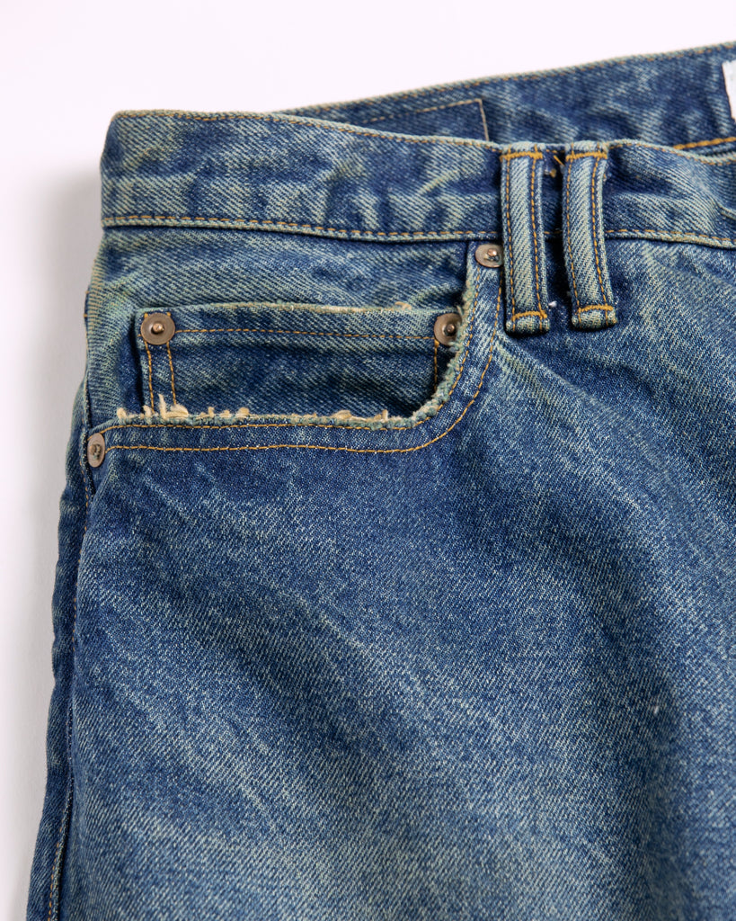 14ozハチマルデニムを採用し、5年履き続けた加工を施し、さらに独自のリメイクを追加したインディゴワイドテーパードシルエットデニムパンツ