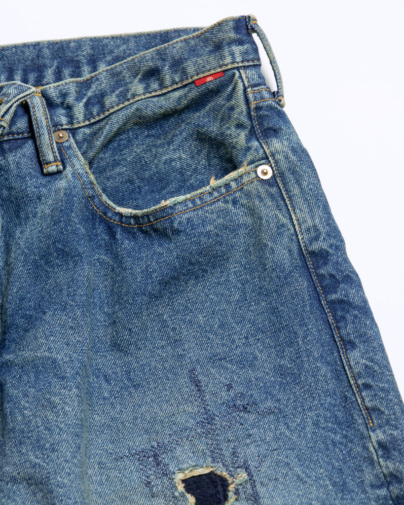 14ozハチマルデニムを採用し、5年履き続けた加工を施し、さらに独自のリメイクを追加したインディゴワイドテーパードシルエットデニムパンツ