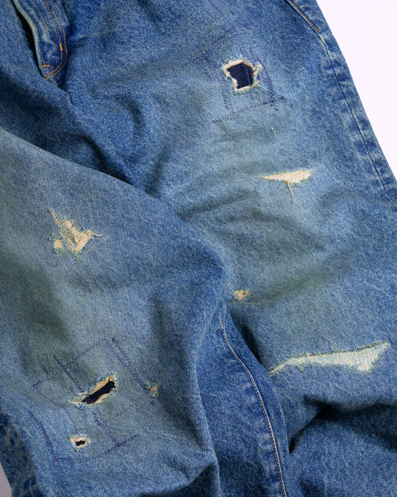 14ozハチマルデニムを採用し、5年履き続けた加工を施し、さらに独自のリメイクを追加したインディゴワイドテーパードシルエットデニムパンツ