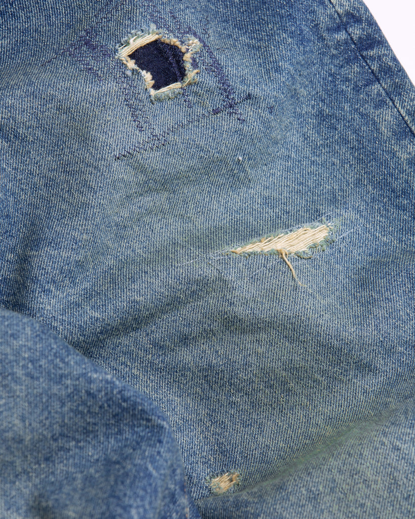 14ozハチマルデニムを採用し、5年履き続けた加工を施し、さらに独自のリメイクを追加したインディゴワイドテーパードシルエットデニムパンツ