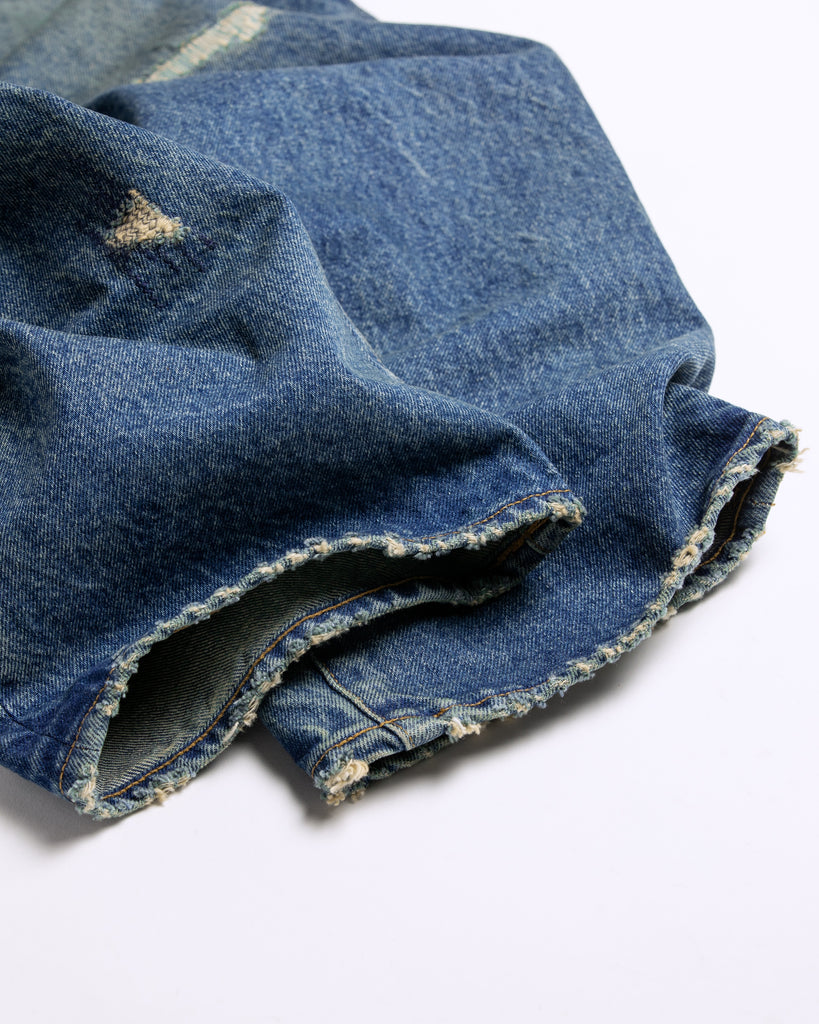 14ozハチマルデニムを採用し、5年履き続けた加工を施し、さらに独自のリメイクを追加したインディゴワイドテーパードシルエットデニムパンツ