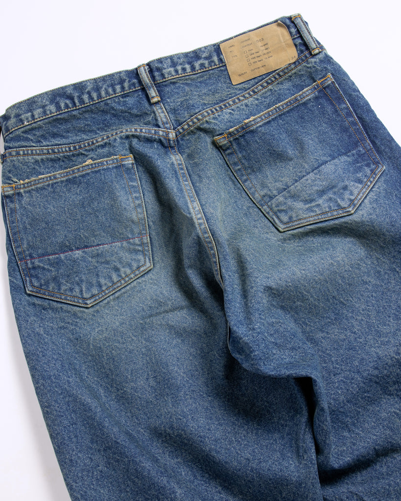 14ozハチマルデニムを採用し、5年履き続けた加工を施し、さらに独自のリメイクを追加したインディゴワイドテーパードシルエットデニムパンツ