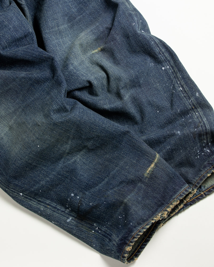 12.5ozデニムを使用したテーパードシルエット。
濃色エイジングとブリーチを組み合わせたハードダメージ加工。
複数の当て布でパッチワークリメイクを施した存在感ある一本です。
A tapered silhouette crafted from 12.5oz denim.
Features heavy damage with dark aging and bleach treatments.
Finished with patchwork-style remake details using multiple fabric patches.