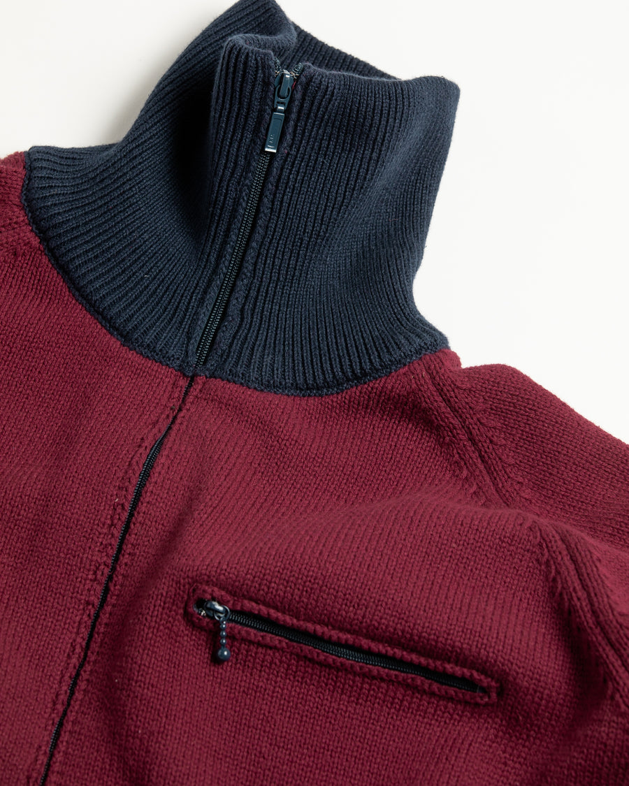 コットンニットを使用したドライバーズニット。
太番手の強撚糸による特殊な天竺編みで、適度なハリと風合いを持たせています。
ゆとりのある身幅ながら、アウターのインナーとしても使いやすいバランスの取れたシルエットに仕上げました。コットン素材のためホームクリーニングも可能です。
カラーは深みのあるバーガンディー。