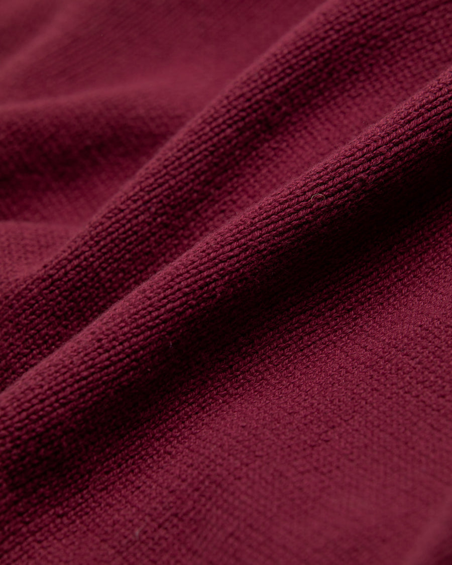 コットンニットを使用したドライバーズニット。
太番手の強撚糸による特殊な天竺編みで、適度なハリと風合いを持たせています。
ゆとりのある身幅ながら、アウターのインナーとしても使いやすいバランスの取れたシルエットに仕上げました。コットン素材のためホームクリーニングも可能です。
カラーは深みのあるバーガンディー。