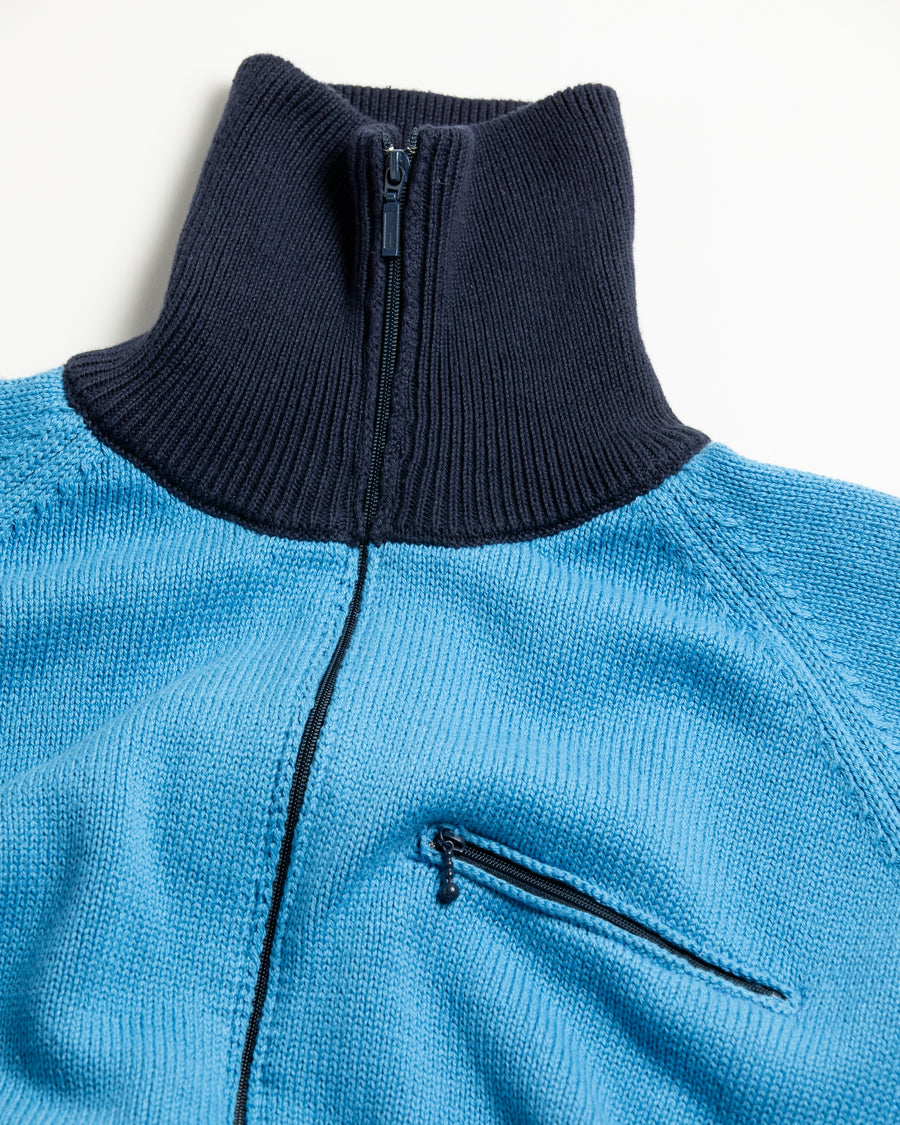 コットンニットを使用したドライバーズニット。
太番手の強撚糸による特殊な天竺編みで、適度なハリと風合いを持たせています。
ゆとりのある身幅ながら、アウターのインナーとしても使いやすいバランスの取れたシルエットに仕上げました。コットン素材のためホームクリーニングも可能です。
カラーは鮮やかなスカイブルー。