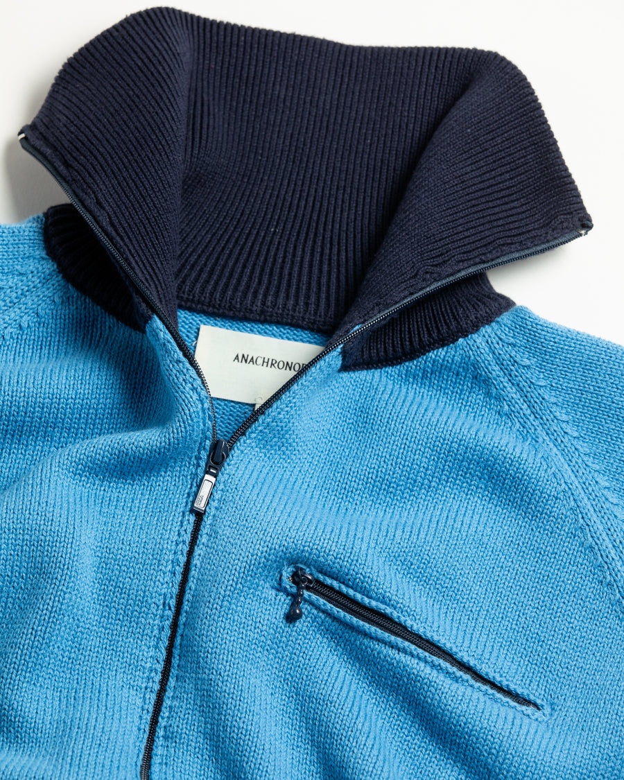 コットンニットを使用したドライバーズニット。
太番手の強撚糸による特殊な天竺編みで、適度なハリと風合いを持たせています。
ゆとりのある身幅ながら、アウターのインナーとしても使いやすいバランスの取れたシルエットに仕上げました。コットン素材のためホームクリーニングも可能です。
カラーは鮮やかなスカイブルー。