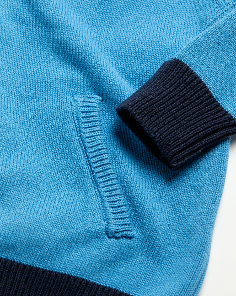 コットンニットを使用したドライバーズニット。
太番手の強撚糸による特殊な天竺編みで、適度なハリと風合いを持たせています。
ゆとりのある身幅ながら、アウターのインナーとしても使いやすいバランスの取れたシルエットに仕上げました。コットン素材のためホームクリーニングも可能です。
カラーは鮮やかなスカイブルー。