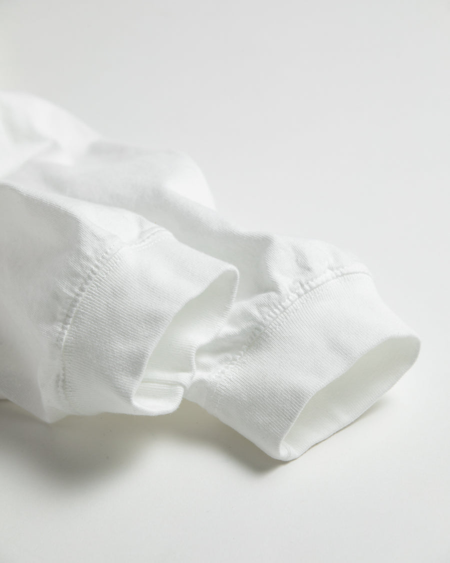 イギリス出身バンドをモチーフにした白色のロングスリーブTシャツ