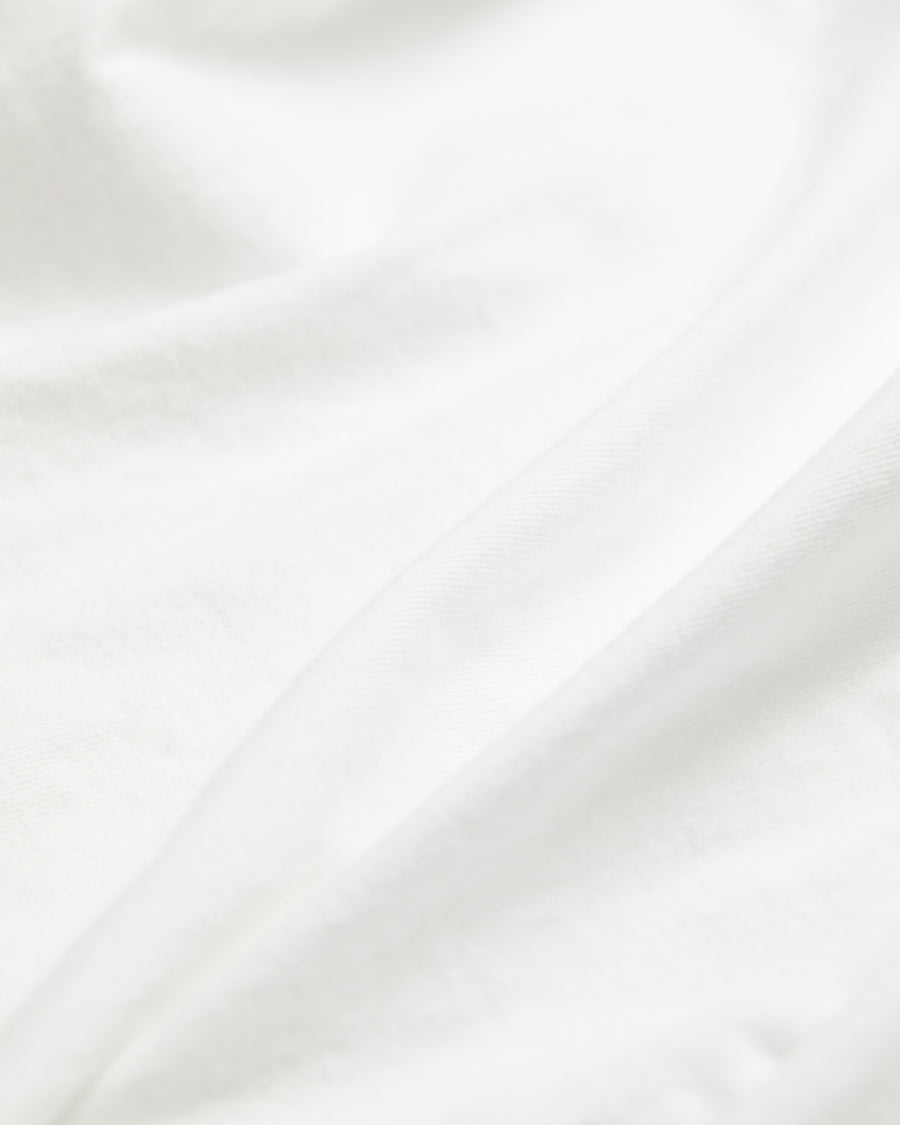 イギリス出身バンドをモチーフにした白色のロングスリーブTシャツ