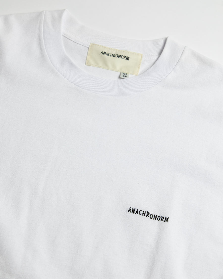 左胸にANACHRONORMのミニ刺繍が入っているベーシックな白色のロングスリーブTシャツ