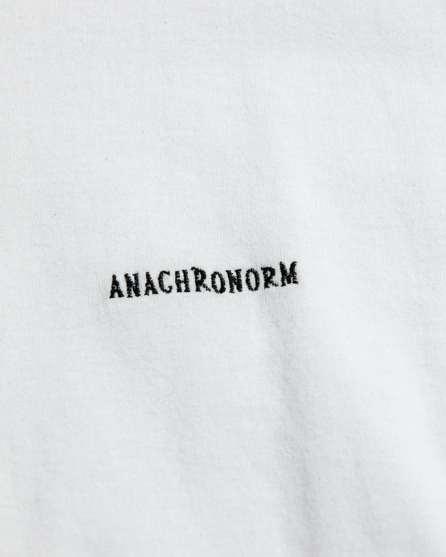 左胸にANACHRONORMのミニ刺繍が入っているベーシックな白色のロングスリーブTシャツ