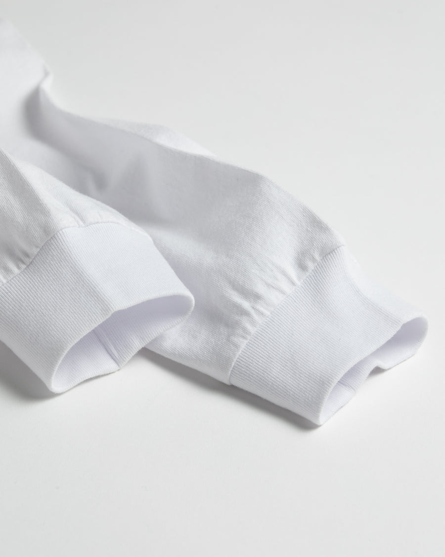 左胸にANACHRONORMのミニ刺繍が入っているベーシックな白色のロングスリーブTシャツ