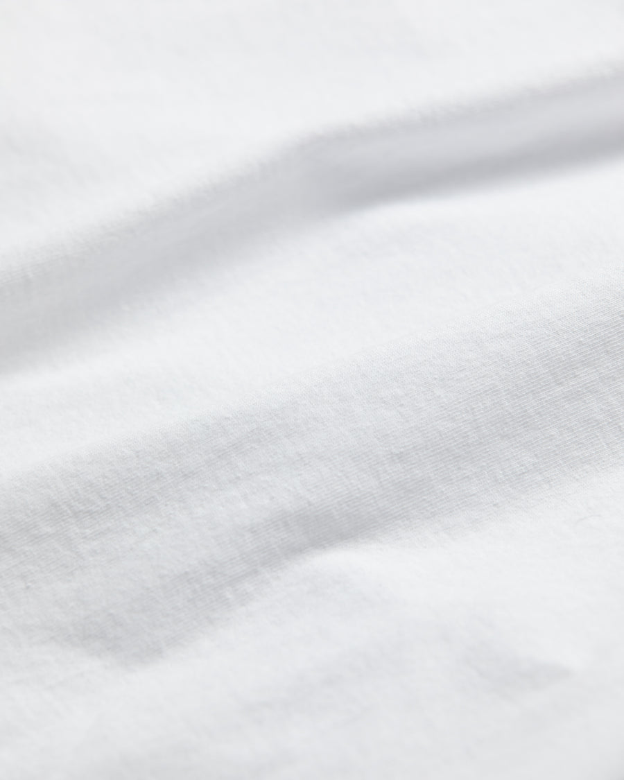 左胸にANACHRONORMのミニ刺繍が入っているベーシックな白色のロングスリーブTシャツ