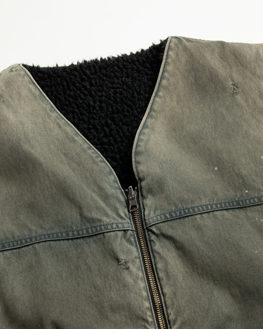 リバーシブルで着用が可能なダック×ボアのワークベスト。
カラーはブラック。
某ワークブランドよりも生地の重量が軽量なのでストレスの少ないライトな着用感も魅力的です。

■表地 : 11号帆布生地
頒布の中で最も薄手の11号を使用しており、強度・耐久性に優れ、着用を重ねるごとにアタリなどの経年変化を感じられる素材です。
■裏地 : シープボア
毛足がありながら、ざらつきが少ないソフトなボア生地です。

■加工 : 特殊エイジング加工/サンフェードダメージ加工
水や薬品の使用量を軽減させながら生地の凹凸部分のアタリを強調させ、同時に脱色させる特殊加工です。
さらにダメージ加工を施しております。