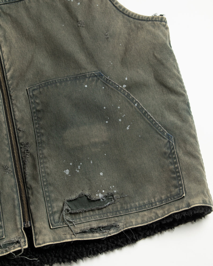 リバーシブルで着用が可能なダック×ボアのワークベスト。
カラーはブラック。
某ワークブランドよりも生地の重量が軽量なのでストレスの少ないライトな着用感も魅力的です。

■表地 : 11号帆布生地
頒布の中で最も薄手の11号を使用しており、強度・耐久性に優れ、着用を重ねるごとにアタリなどの経年変化を感じられる素材です。
■裏地 : シープボア
毛足がありながら、ざらつきが少ないソフトなボア生地です。

■加工 : 特殊エイジング加工/サンフェードダメージ加工
水や薬品の使用量を軽減させながら生地の凹凸部分のアタリを強調させ、同時に脱色させる特殊加工です。
さらにダメージ加工を施しております。