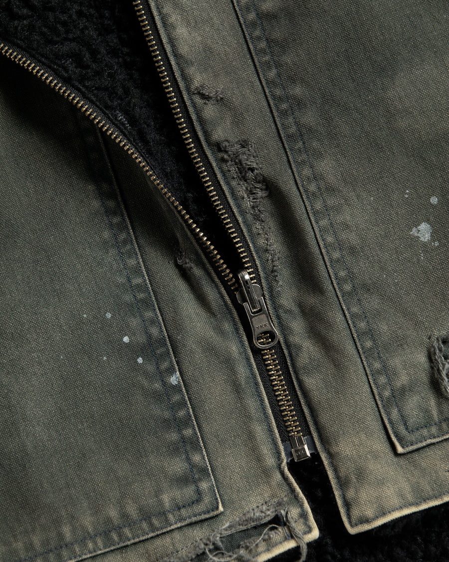 リバーシブルで着用が可能なダック×ボアのワークベスト。
カラーはブラック。
某ワークブランドよりも生地の重量が軽量なのでストレスの少ないライトな着用感も魅力的です。

■表地 : 11号帆布生地
頒布の中で最も薄手の11号を使用しており、強度・耐久性に優れ、着用を重ねるごとにアタリなどの経年変化を感じられる素材です。
■裏地 : シープボア
毛足がありながら、ざらつきが少ないソフトなボア生地です。

■加工 : 特殊エイジング加工/サンフェードダメージ加工
水や薬品の使用量を軽減させながら生地の凹凸部分のアタリを強調させ、同時に脱色させる特殊加工です。
さらにダメージ加工を施しております。