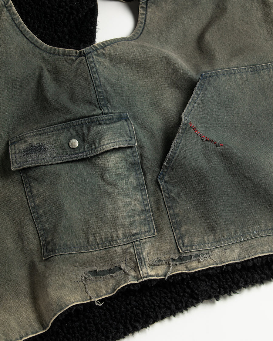 リバーシブルで着用が可能なダック×ボアのワークベスト。
カラーはブラック。
某ワークブランドよりも生地の重量が軽量なのでストレスの少ないライトな着用感も魅力的です。

■表地 : 11号帆布生地
頒布の中で最も薄手の11号を使用しており、強度・耐久性に優れ、着用を重ねるごとにアタリなどの経年変化を感じられる素材です。
■裏地 : シープボア
毛足がありながら、ざらつきが少ないソフトなボア生地です。

■加工 : 特殊エイジング加工/サンフェードダメージ加工
水や薬品の使用量を軽減させながら生地の凹凸部分のアタリを強調させ、同時に脱色させる特殊加工です。
さらにダメージ加工を施しております。