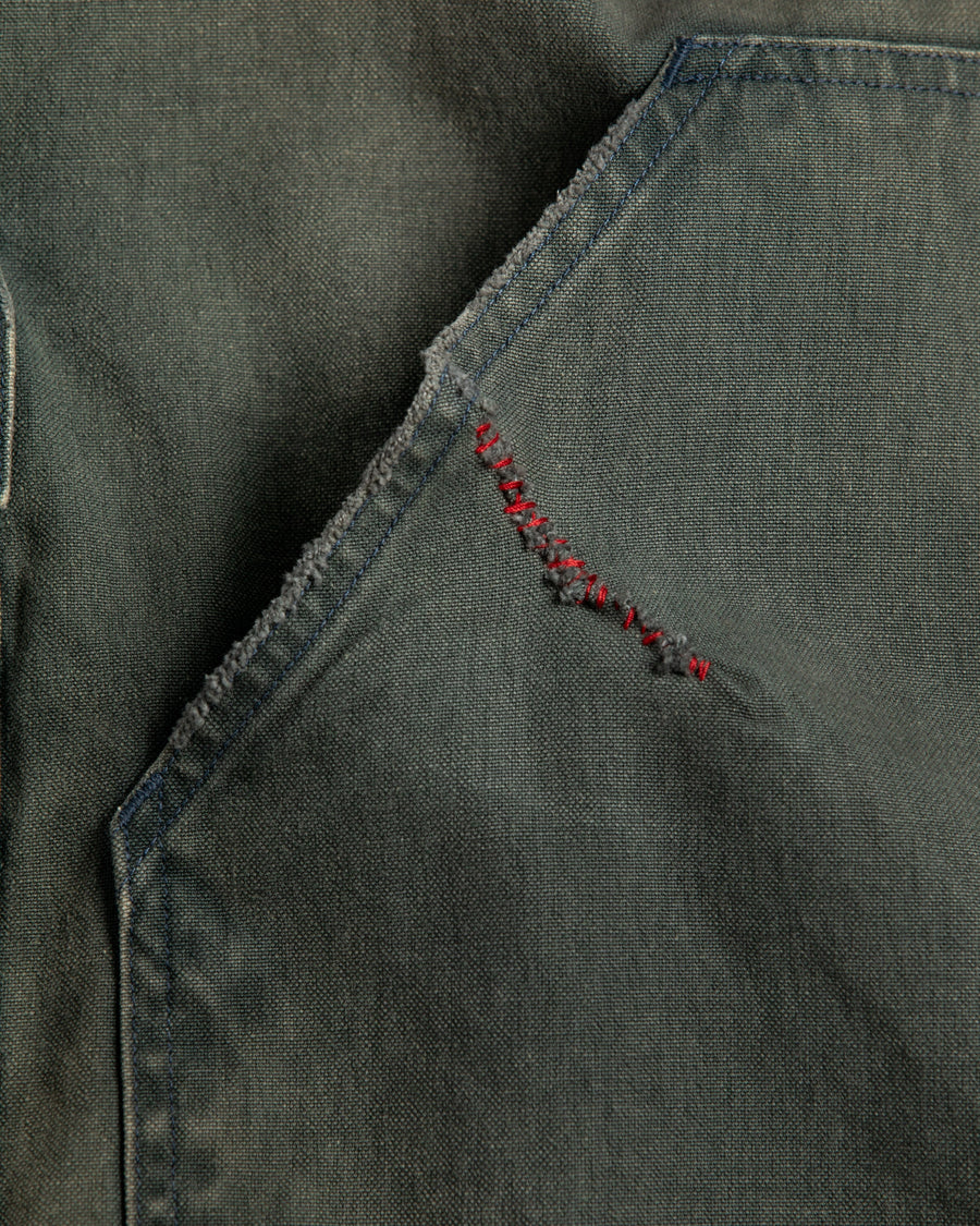 リバーシブルで着用が可能なダック×ボアのワークベスト。
カラーはブラック。
某ワークブランドよりも生地の重量が軽量なのでストレスの少ないライトな着用感も魅力的です。

■表地 : 11号帆布生地
頒布の中で最も薄手の11号を使用しており、強度・耐久性に優れ、着用を重ねるごとにアタリなどの経年変化を感じられる素材です。
■裏地 : シープボア
毛足がありながら、ざらつきが少ないソフトなボア生地です。

■加工 : 特殊エイジング加工/サンフェードダメージ加工
水や薬品の使用量を軽減させながら生地の凹凸部分のアタリを強調させ、同時に脱色させる特殊加工です。
さらにダメージ加工を施しております。