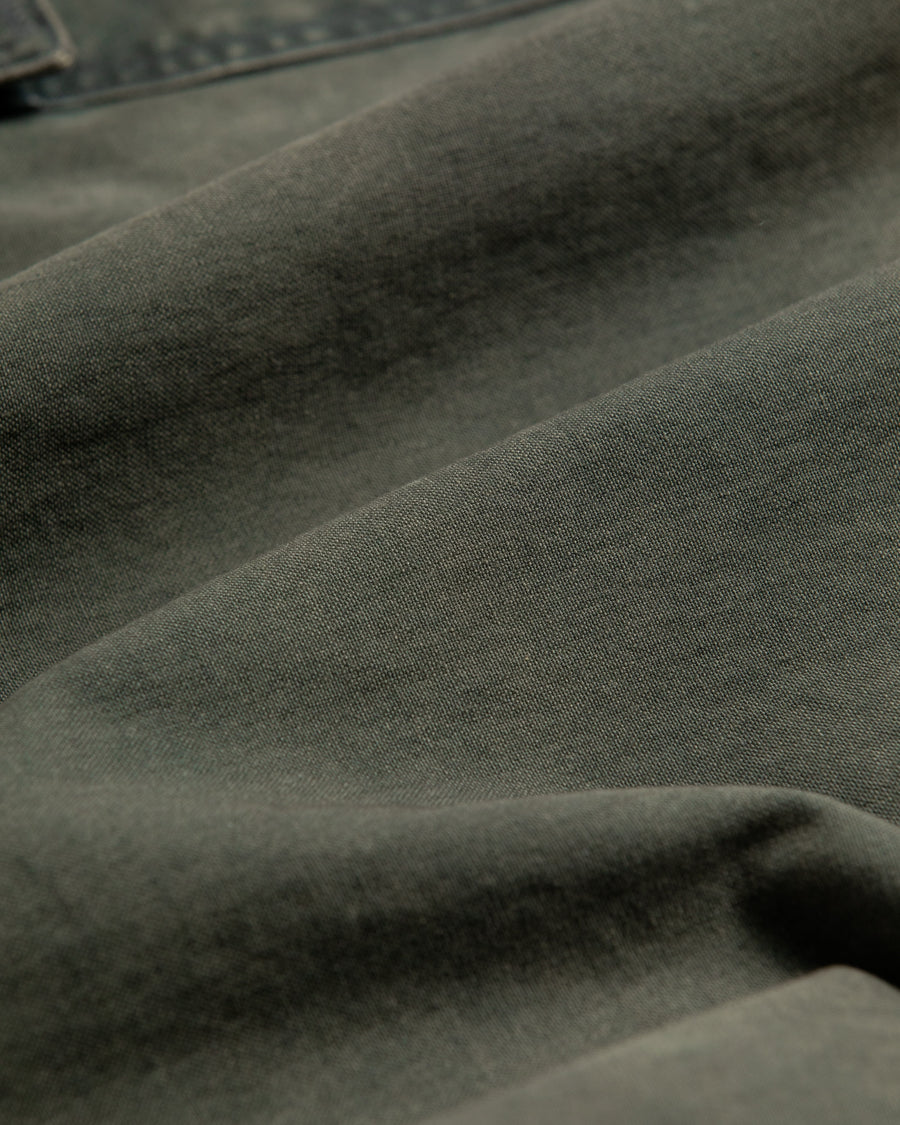 リバーシブルで着用が可能なダック×ボアのワークベスト。
カラーはブラック。
某ワークブランドよりも生地の重量が軽量なのでストレスの少ないライトな着用感も魅力的です。

■表地 : 11号帆布生地
頒布の中で最も薄手の11号を使用しており、強度・耐久性に優れ、着用を重ねるごとにアタリなどの経年変化を感じられる素材です。
■裏地 : シープボア
毛足がありながら、ざらつきが少ないソフトなボア生地です。

■加工 : 特殊エイジング加工/サンフェードダメージ加工
水や薬品の使用量を軽減させながら生地の凹凸部分のアタリを強調させ、同時に脱色させる特殊加工です。
さらにダメージ加工を施しております。