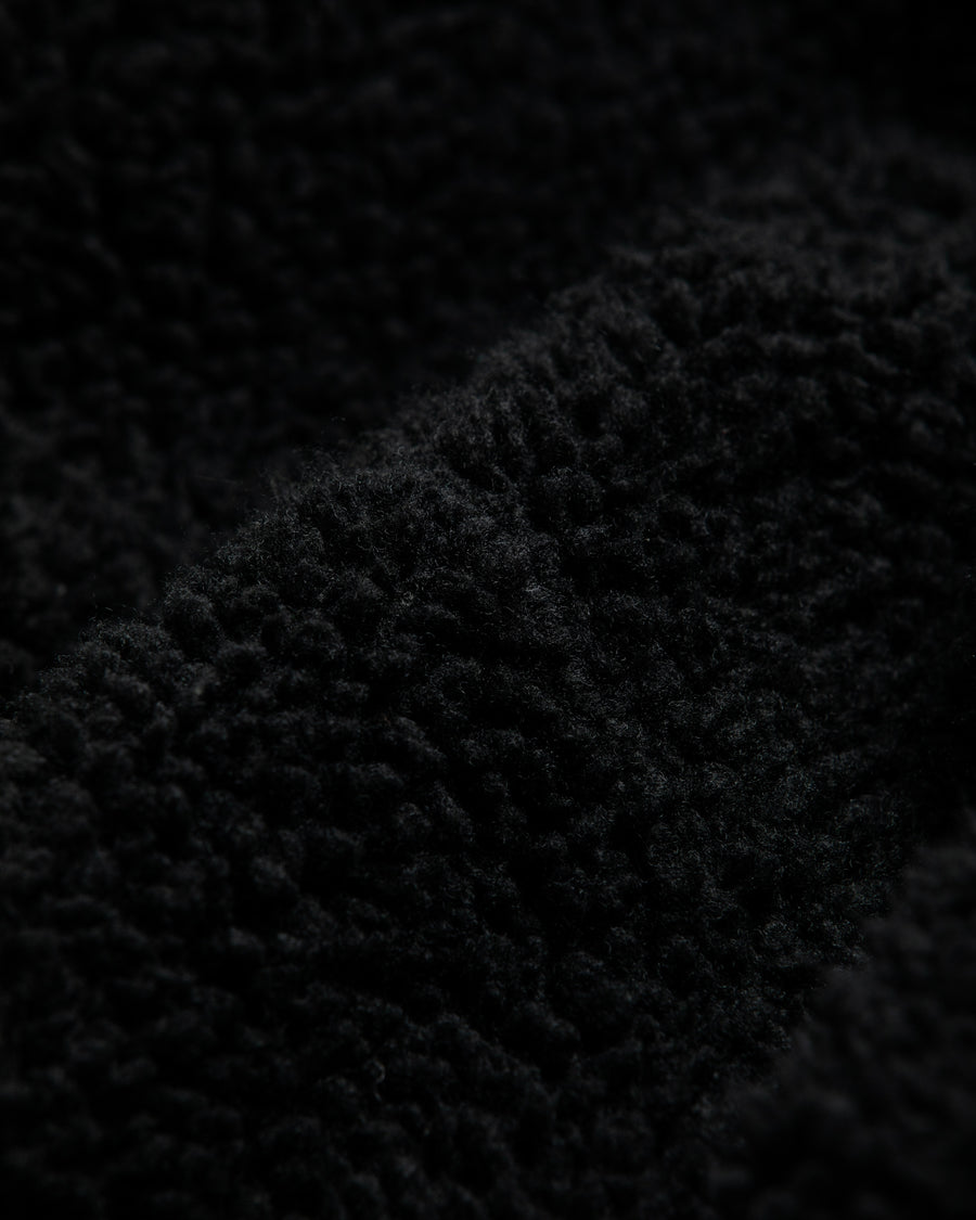 リバーシブルで着用が可能なダック×ボアのワークベスト。
カラーはブラック。
某ワークブランドよりも生地の重量が軽量なのでストレスの少ないライトな着用感も魅力的です。

■表地 : 11号帆布生地
頒布の中で最も薄手の11号を使用しており、強度・耐久性に優れ、着用を重ねるごとにアタリなどの経年変化を感じられる素材です。
■裏地 : シープボア
毛足がありながら、ざらつきが少ないソフトなボア生地です。

■加工 : 特殊エイジング加工/サンフェードダメージ加工
水や薬品の使用量を軽減させながら生地の凹凸部分のアタリを強調させ、同時に脱色させる特殊加工です。
さらにダメージ加工を施しております。