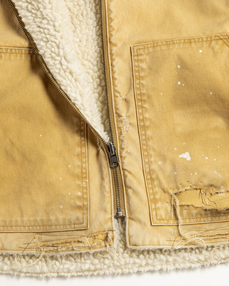 リバーシブルで着用が可能なダック×ボアのワークベスト。
カラーはイエロー。
某ワークブランドよりも生地の重量が軽量なのでストレスの少ないライトな着用感も魅力的です。

■表地 : 11号帆布生地
頒布の中で最も薄手の11号を使用しており、強度・耐久性に優れ、着用を重ねるごとにアタリなどの経年変化を感じられる素材です。
■裏地 : シープボア
毛足がありながら、ざらつきが少ないソフトなボア生地です。

■加工 : 特殊エイジング加工/サンフェードダメージ加工
水や薬品の使用量を軽減させながら生地の凹凸部分のアタリを強調させ、同時に脱色させる特殊加工です。
さらにダメージ加工を施しております。