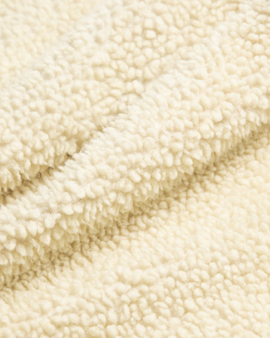 リバーシブルで着用が可能なダック×ボアのワークベスト。
カラーはイエロー。
某ワークブランドよりも生地の重量が軽量なのでストレスの少ないライトな着用感も魅力的です。

■表地 : 11号帆布生地
頒布の中で最も薄手の11号を使用しており、強度・耐久性に優れ、着用を重ねるごとにアタリなどの経年変化を感じられる素材です。
■裏地 : シープボア
毛足がありながら、ざらつきが少ないソフトなボア生地です。

■加工 : 特殊エイジング加工/サンフェードダメージ加工
水や薬品の使用量を軽減させながら生地の凹凸部分のアタリを強調させ、同時に脱色させる特殊加工です。
さらにダメージ加工を施しております。