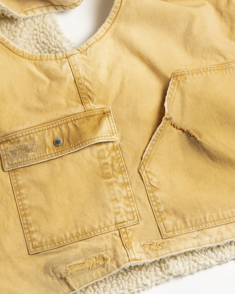 リバーシブルで着用が可能なダック×ボアのワークベスト。
カラーはイエロー。
某ワークブランドよりも生地の重量が軽量なのでストレスの少ないライトな着用感も魅力的です。

■表地 : 11号帆布生地
頒布の中で最も薄手の11号を使用しており、強度・耐久性に優れ、着用を重ねるごとにアタリなどの経年変化を感じられる素材です。
■裏地 : シープボア
毛足がありながら、ざらつきが少ないソフトなボア生地です。

■加工 : 特殊エイジング加工/サンフェードダメージ加工
水や薬品の使用量を軽減させながら生地の凹凸部分のアタリを強調させ、同時に脱色させる特殊加工です。
さらにダメージ加工を施しております。