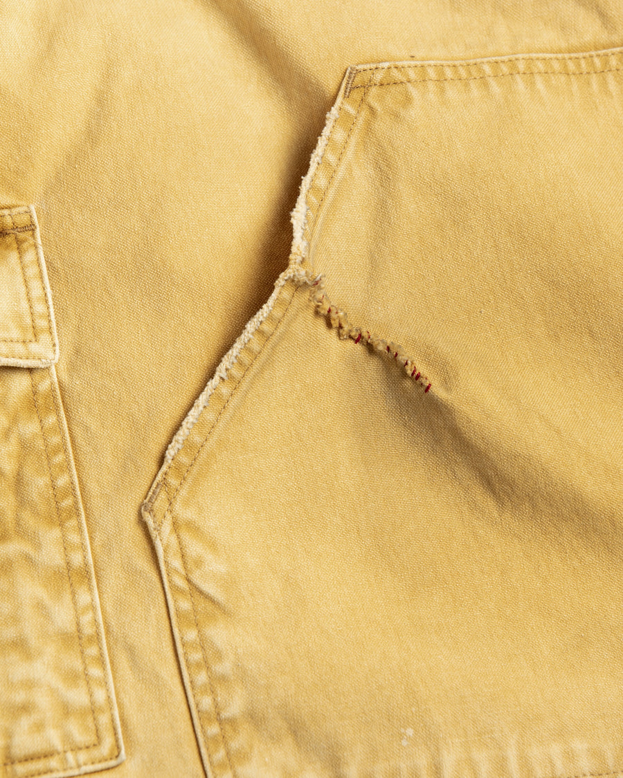 リバーシブルで着用が可能なダック×ボアのワークベスト。
カラーはイエロー。
某ワークブランドよりも生地の重量が軽量なのでストレスの少ないライトな着用感も魅力的です。

■表地 : 11号帆布生地
頒布の中で最も薄手の11号を使用しており、強度・耐久性に優れ、着用を重ねるごとにアタリなどの経年変化を感じられる素材です。
■裏地 : シープボア
毛足がありながら、ざらつきが少ないソフトなボア生地です。

■加工 : 特殊エイジング加工/サンフェードダメージ加工
水や薬品の使用量を軽減させながら生地の凹凸部分のアタリを強調させ、同時に脱色させる特殊加工です。
さらにダメージ加工を施しております。