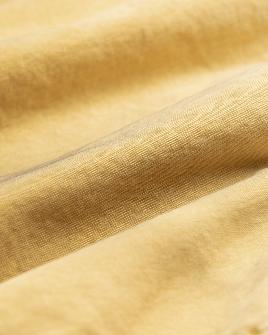 リバーシブルで着用が可能なダック×ボアのワークベスト。
カラーはイエロー。
某ワークブランドよりも生地の重量が軽量なのでストレスの少ないライトな着用感も魅力的です。

■表地 : 11号帆布生地
頒布の中で最も薄手の11号を使用しており、強度・耐久性に優れ、着用を重ねるごとにアタリなどの経年変化を感じられる素材です。
■裏地 : シープボア
毛足がありながら、ざらつきが少ないソフトなボア生地です。

■加工 : 特殊エイジング加工/サンフェードダメージ加工
水や薬品の使用量を軽減させながら生地の凹凸部分のアタリを強調させ、同時に脱色させる特殊加工です。
さらにダメージ加工を施しております。