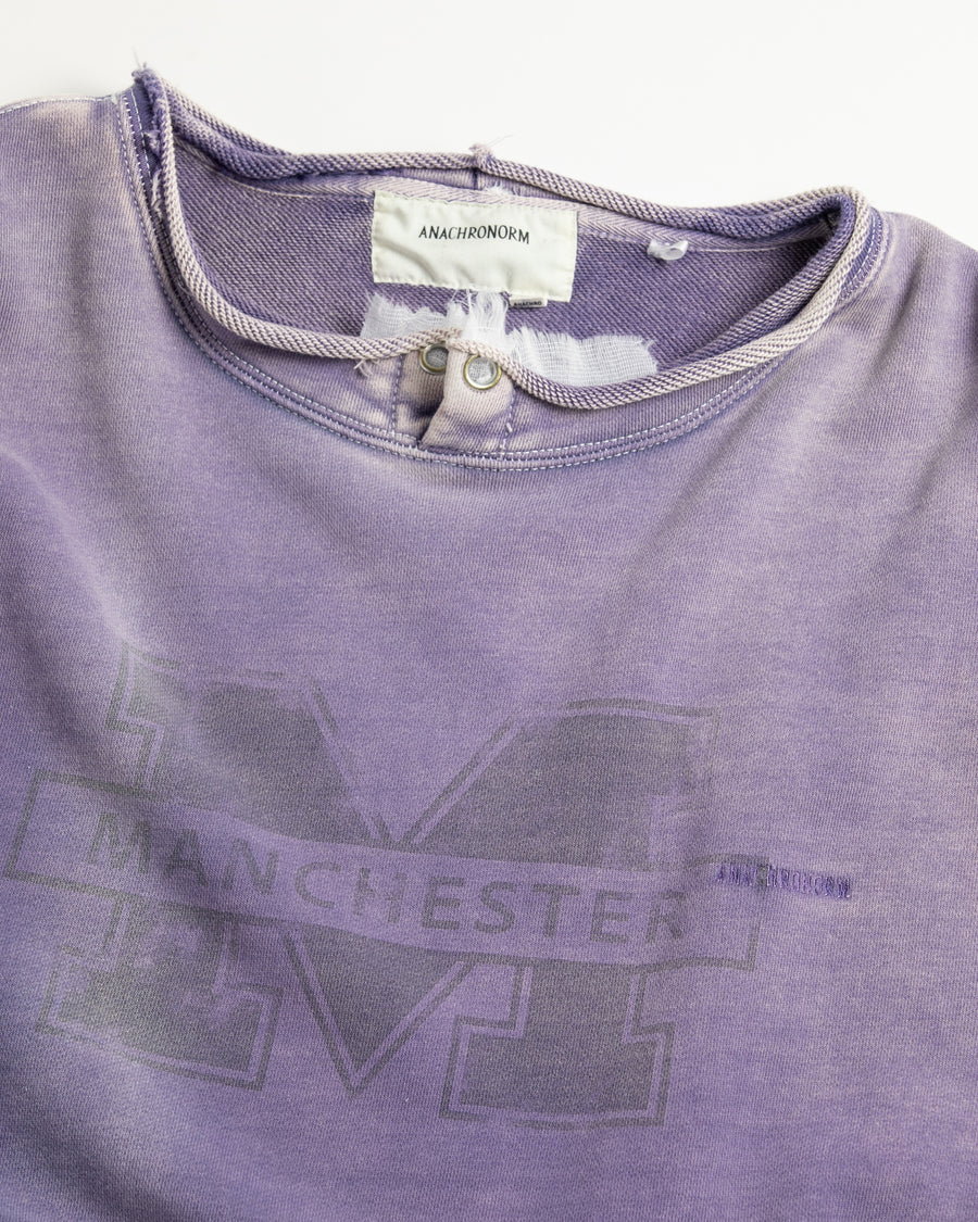 フードをカットオフした薄いネイビー色のスウェットパーカー。
染色と加工によって日焼けし褪せたようなリアルな表情を出しています。