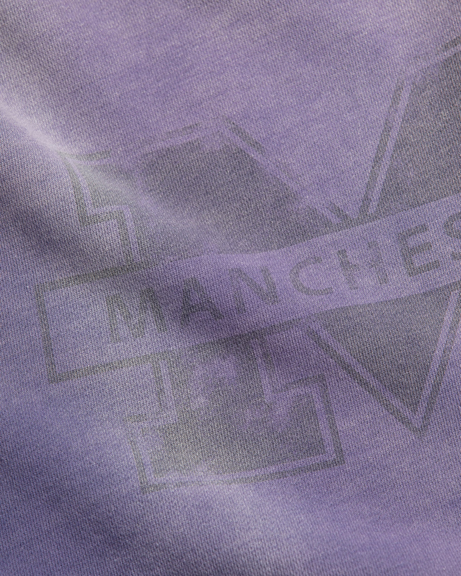 フードをカットオフした薄いネイビー色のスウェットパーカー。
染色と加工によって日焼けし褪せたようなリアルな表情を出しています。