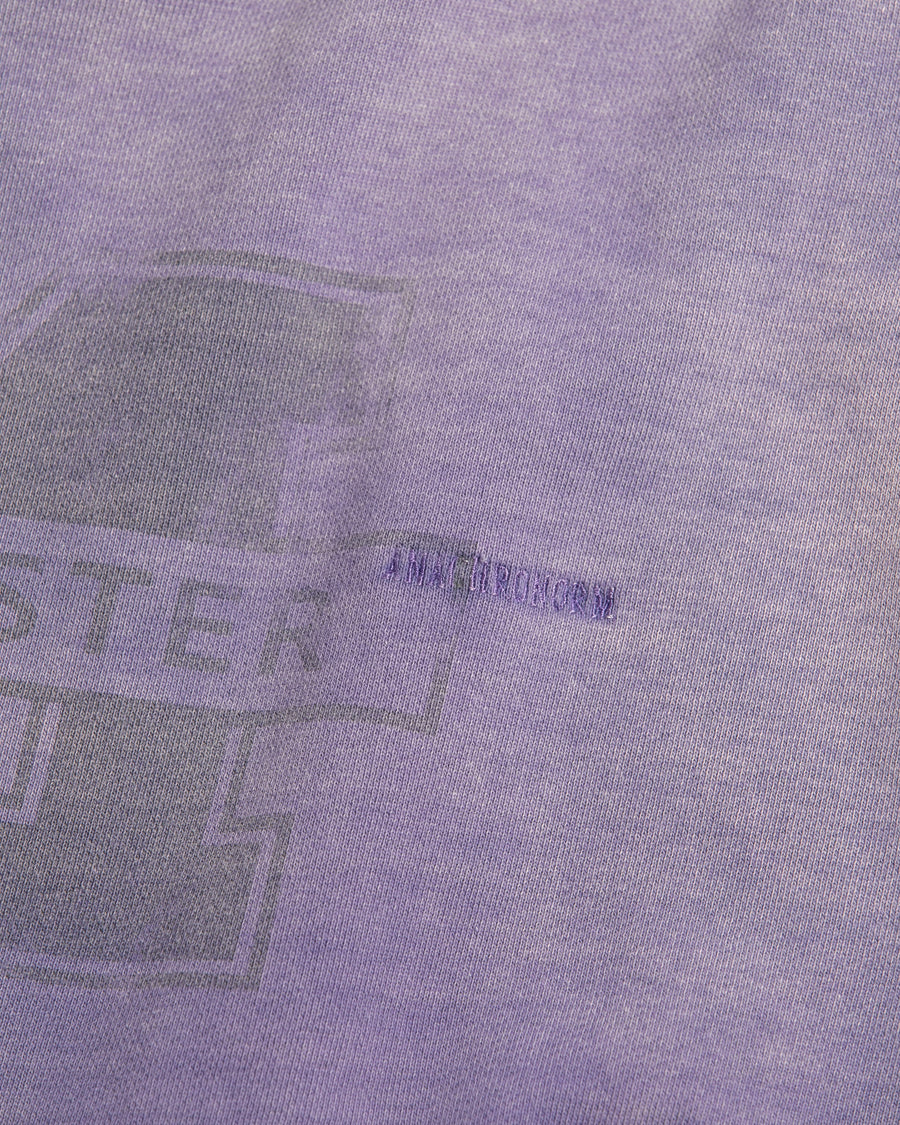 フードをカットオフした薄いネイビー色のスウェットパーカー。
染色と加工によって日焼けし褪せたようなリアルな表情を出しています。