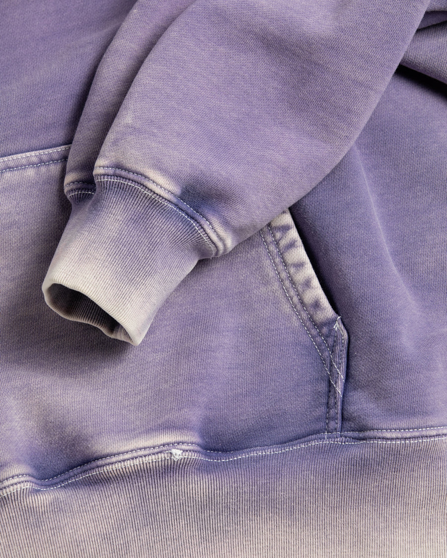 フードをカットオフした薄いネイビー色のスウェットパーカー。
染色と加工によって日焼けし褪せたようなリアルな表情を出しています。