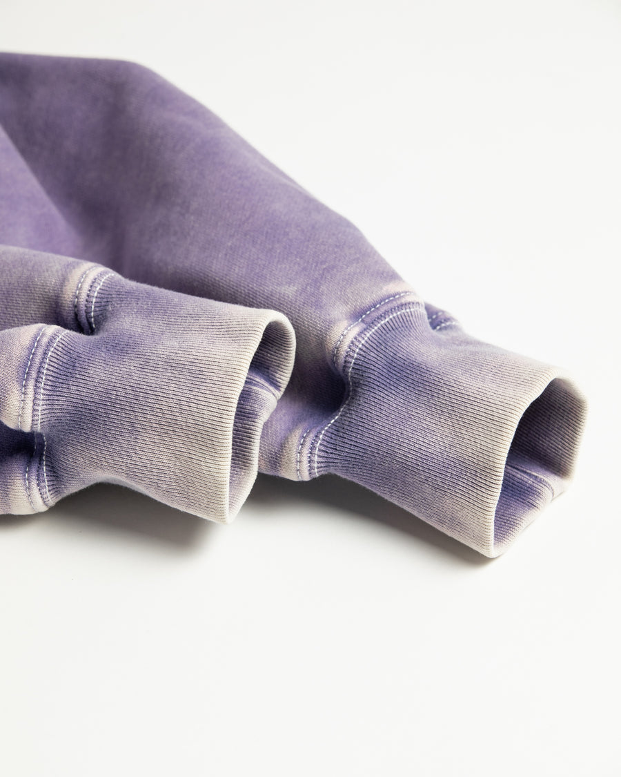 フードをカットオフした薄いネイビー色のスウェットパーカー。
染色と加工によって日焼けし褪せたようなリアルな表情を出しています。